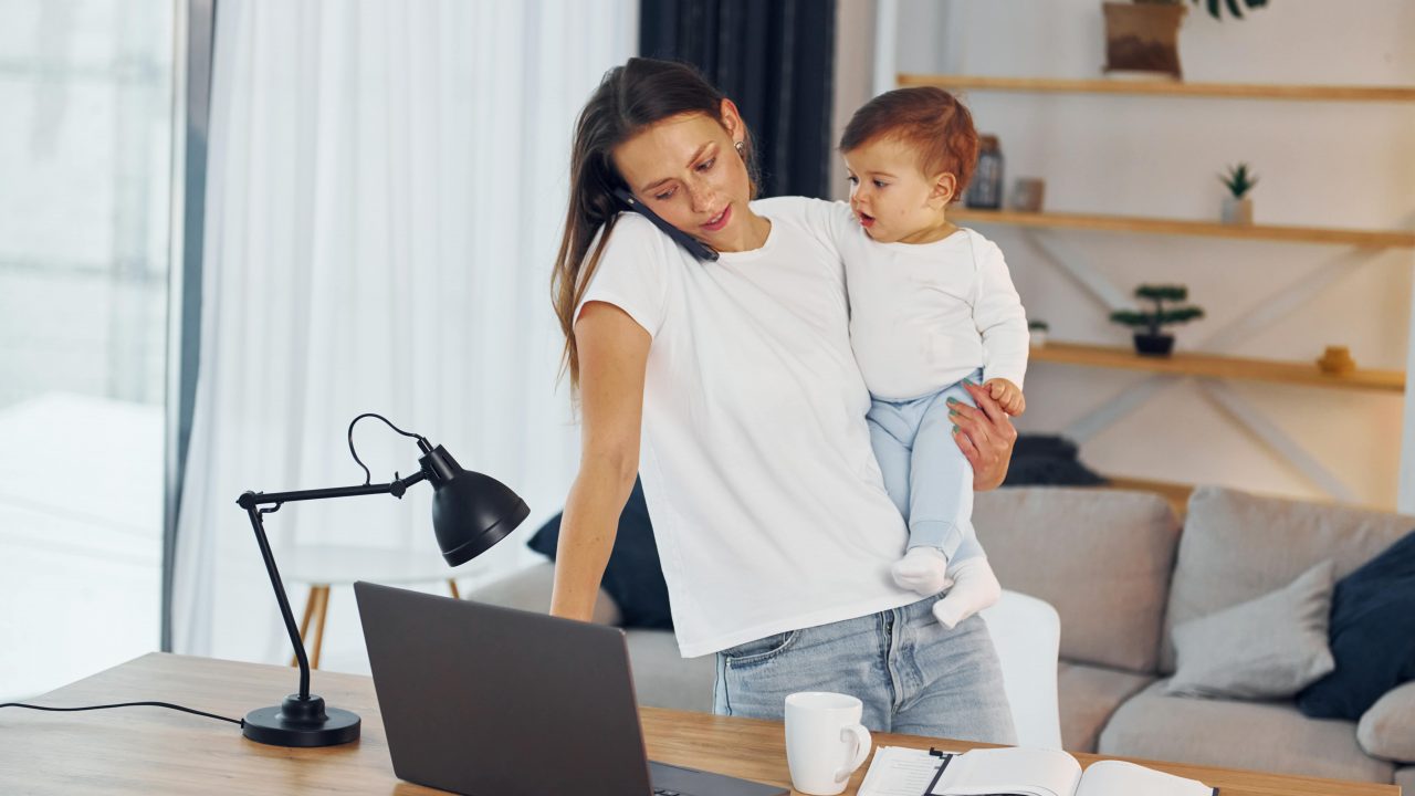 Ohne Stress sichtbar: Alltagsfreundliches Marketing für selbstständige Mütter