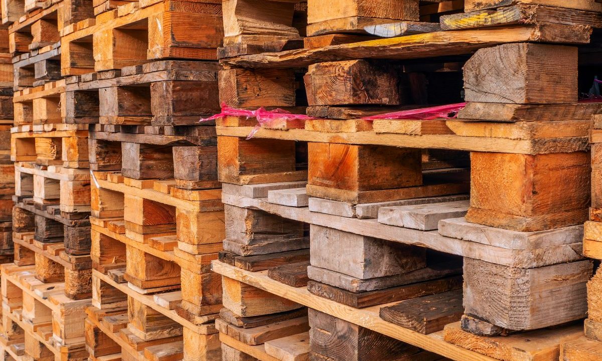 Kreatives Upcycling mit Paletten: Nachhaltig bauen & gestalten